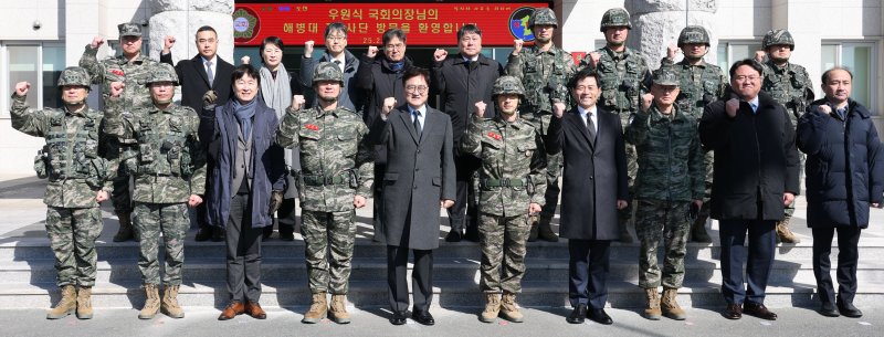 우원식 국회의장이 19일 경북 포항시 해병대 제1사단 본부를 방문해 기념 촬영을 하고 있다. 2025.2.19/뉴스1 ⓒ News1 국회사진취재단