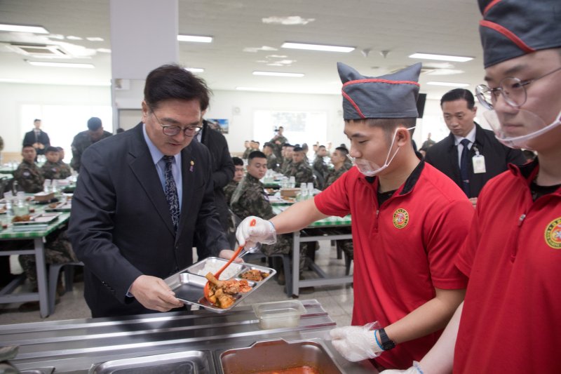 우원식 국회의장이 19일 경북 포항시 해병대 제1사단 본부를 방문해 점심을 배식받고 있다. 2025.2.19/뉴스1 ⓒ News1 국회사진취재단