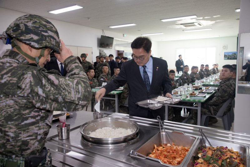 우원식 국회의장이 19일 경북 포항시 해병대 제1사단 본부를 방문해 점심을 배식받고 있다. 2025.2.19/뉴스1 ⓒ News1 국회사진취재단