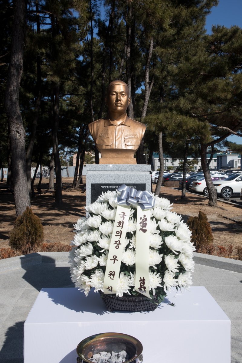 19일 경북 포항시 해병대 제1사단 본부 고 채수근 상병 흉상 앞에 우원식 국회의장이 헌화한 조화 바구니가 놓여있다. 2025.2.19/뉴스1 ⓒ News1 국회사진취재단