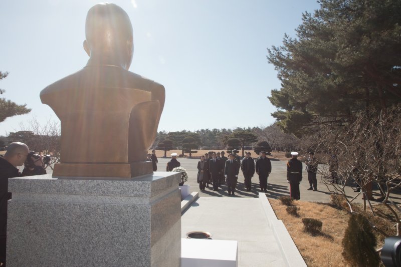 우원식 국회의장이 19일 경북 포항시 해병대 제1사단 본부를 방문해 고 채수근 상병 흉상을 찾아 헌화한 뒤 묵념하고 있다. 2025.2.19/뉴스1 ⓒ News1 국회사진취재단