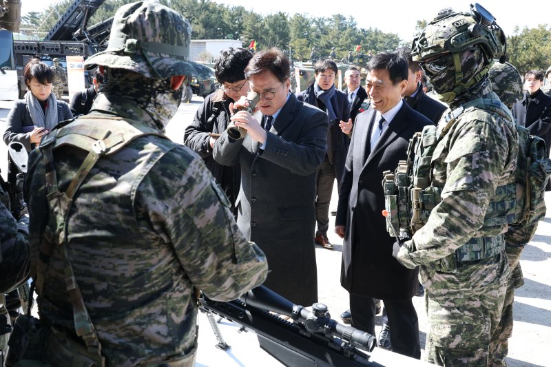 우원식 국회의장이 19일 경북 포항시 해병대 제1사단 본부를 방문해 해병대 주요 장비를 견학하고 있다. 2025.2.19/뉴스1 ⓒ News1 국회사진취재단