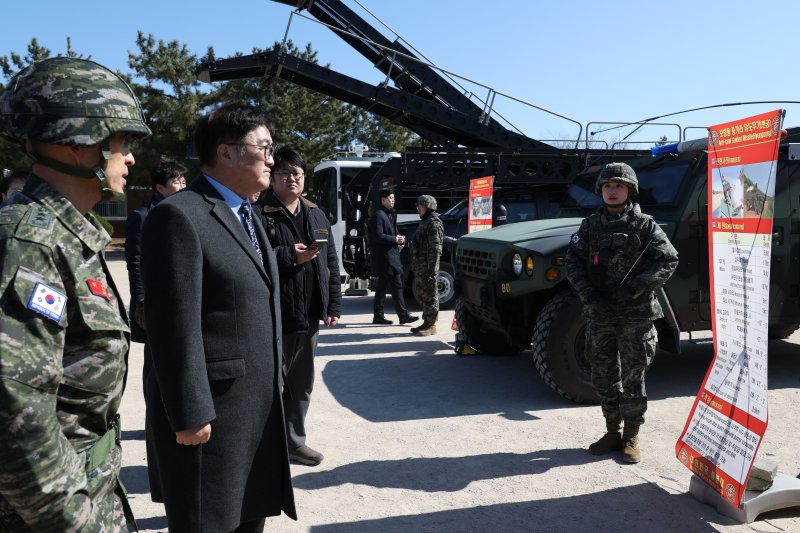 우원식 국회의장이 19일 경북 포항시 해병대 제1사단 본부를 방문해 해병대 주요 장비를 견학하고 있다. 2025.2.19/뉴스1 ⓒ News1 국회사진취재단