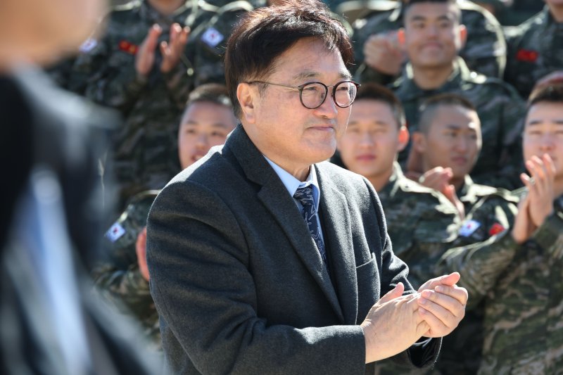 우원식 국회의장이 19일 경북 포항시 해병대 제1사단 본부를 방문해 장병들을 격려하고 있다. 2025.2.19/뉴스1 ⓒ News1 국회사진취재단