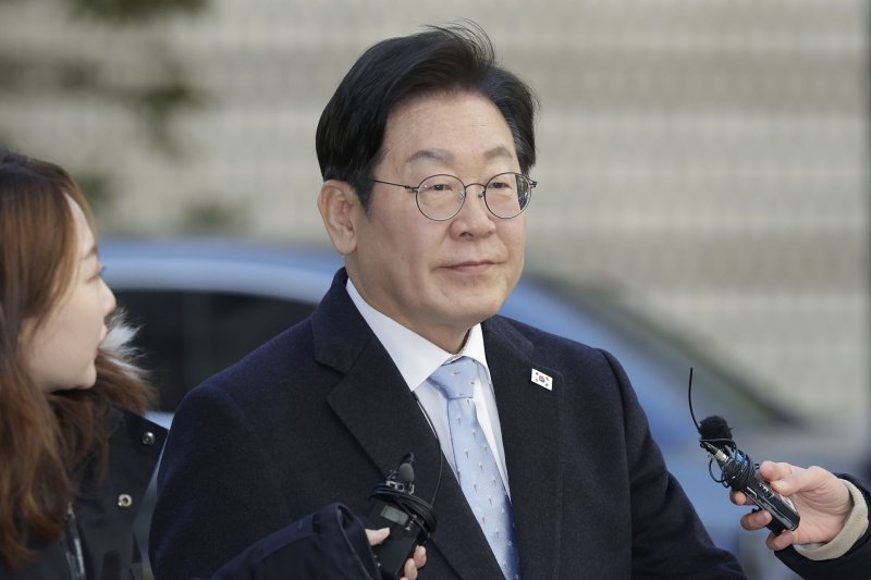 [서울=뉴시스] 최동준 기자 = 이재명 더불어민주당 대표가 19일 서울 서초구 서울고등법원에서 열린 공직선거법 위반 혐의 공판에 출석하고 있다. 2025.02.19. photocdj@newsis.com