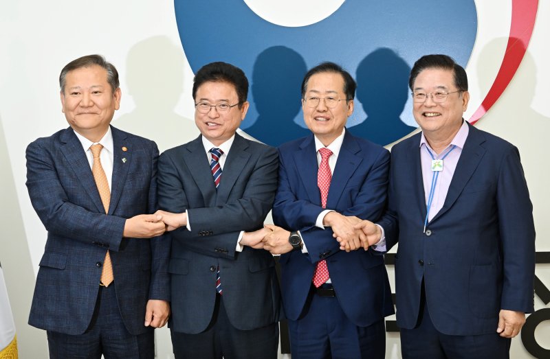이상민 행정안전부 장관(왼쪽)이 4일 서울 종로구 정부서울청사에서 열린 대구·경북 통합 관련 관계기관 간담회에서 이철우 경북도지사(왼쪽 두 번째), 홍준표 대구시장, 우동기 지방 시대위원장(오른쪽)과 기념촬영를 하고 있다. (공동취재) 2024.6.4/뉴스1 ⓒ News1 허경 기자