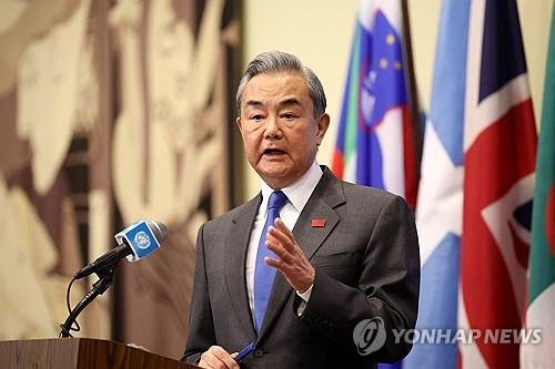 안보리 회의 이후 기자회견하는 왕이 주임 (출처=연합뉴스)