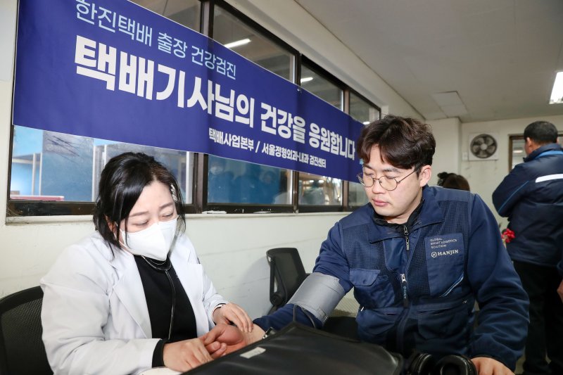 한진 택배기사(오른쪽)가 19일 현장으로 찾아가는 건강 검진 서비스를 받고 있다. 한진 제공