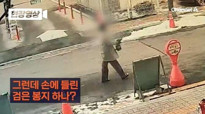 대전의 한 초등학교에서 40대 교사 명모 씨가 초등학교 1학년 김하늘(7)양을 흉기로 찔러 살해한 사건이 발생한 가운데, 범행 전 흉기를 사러 학교 인근 주방용품 판매점을 방문하는 모습이 공개됐다. (사진=채널A 캡처) *재판매 및 DB 금지