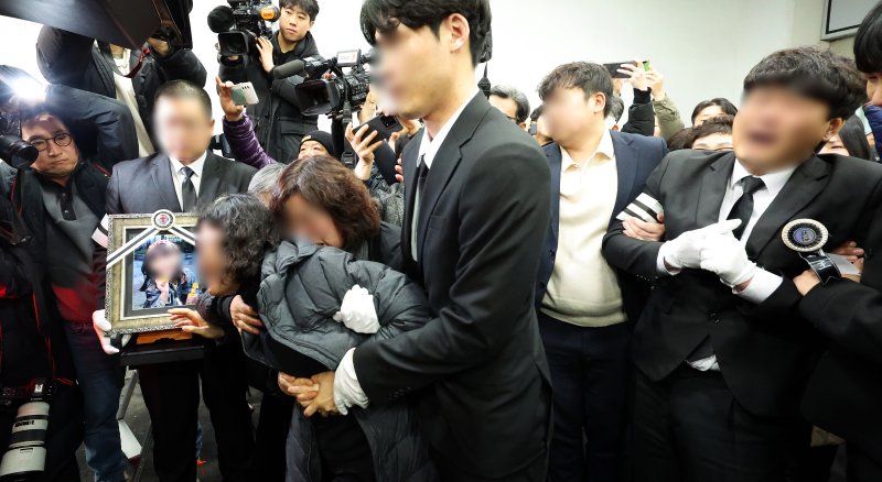[대전=뉴시스] 강종민 기자 = 고 김하늘 양의 발인식이 14일 오전 대전 서구 건양대병원 장례식장에 열렸다. 하늘 양의 영정사진 앞에서 유가족이 오열하고 있다. 2025.02.14. ppkjm@newsis.com