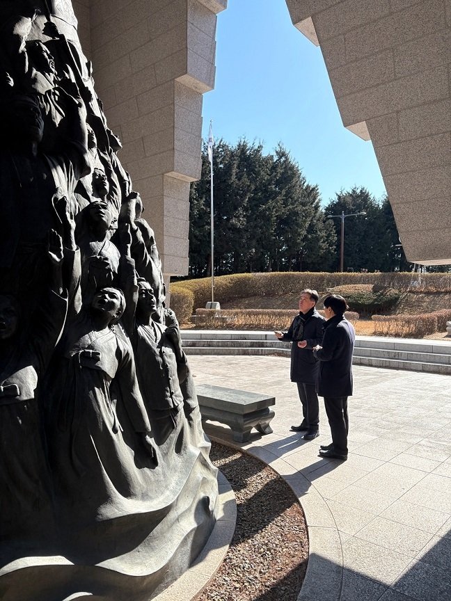 부산지방보훈청 관계자가 부산 3‧1독립운동기념탑을 찾아 현장 점검을 하고 있다.(부산지방보훈청 제공. 재판매 및 DB 금지)