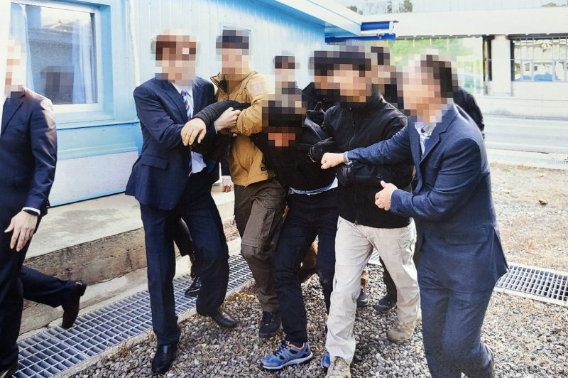 지난 2019년 11월 북한 선원 2명이 동료 16명을 살해하고 탈북해 귀순 의사를 밝혔으나 판문점을 통해 북한으로 추방되는 모습. (통일부 제공) 2022.7.12/뉴스1 ⓒ News1 김명섭 기자