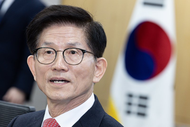김문수 고용노동부 장관이 19일 오전 서울 여의도 국회 의원회관에서 열린 '2030·장년 모두 Win-Win하는 노동개혁' 대토론회에 참석해 있다. 2025.2.19/뉴스1 ⓒ News1 이재명 기자