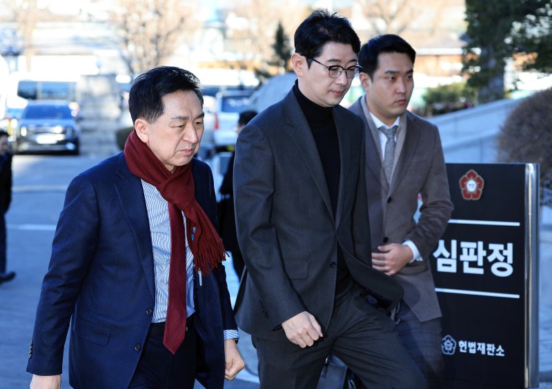 국민의힘 김기현 의원과 주진우 의원이 19일 오후 서울 종로구 재동 헌법재판소 대심판정에서 열린 한덕수 국무총리 탄핵 관련 국회 권한쟁의 사건 변론기일에 참석하고 있다. 2025.2.19/뉴스1 ⓒ News1 박정호 기자