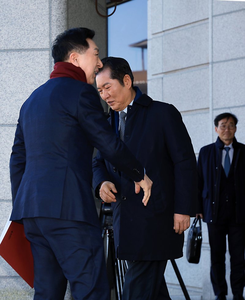 국민의힘 김기현 의원(왼쪽)과 국회 법사위원장인 정청래 더불어민주당 의원이 19일 오후 서울 종로구 재동 헌법재판소 대심판정 앞에서 마주쳐 인사를 나누고 있다. 2025.2.19/뉴스1 ⓒ News1 박정호 기자