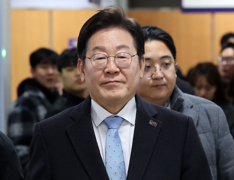 이재명 더불어민주당 대표가 19일 서초구 서울중앙지방법원에서 열린 대장동 사업 관련 공직선거법 위반 혐의 항소심 4차 공판에 출석하고 있다. 2025.2.19/뉴스1 ⓒ News1 박세연 기자