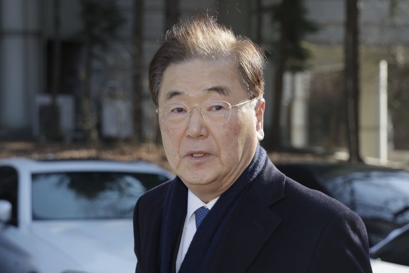 [서울=뉴시스] 최동준 기자 = 정의용 전 국가안보실장이 19일 서울 서초구 서울중앙지방법원에서 열린 탈북 어민 강제북송 사건에 대해 징역형 선고 유예 선고를 받은 뒤 법원을 나서고 있다. 2025.02.19. photocdj@newsis.com