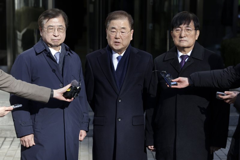 [서울=뉴시스] 최동준 기자 = 정의용(가운데) 전 국가안보실장, 노영민(오른쪽) 전 대통령 비서실장, 서훈 전 국가정보원장이 19일 서울 서초구 서울중앙지방법원에서 열린 탈북 어민 강제북송 사건에 대해 징역형 선고 유예 선고를 받은 뒤 입장을 밝히고 있다. 2025.02.19. photocdj@newsis.com