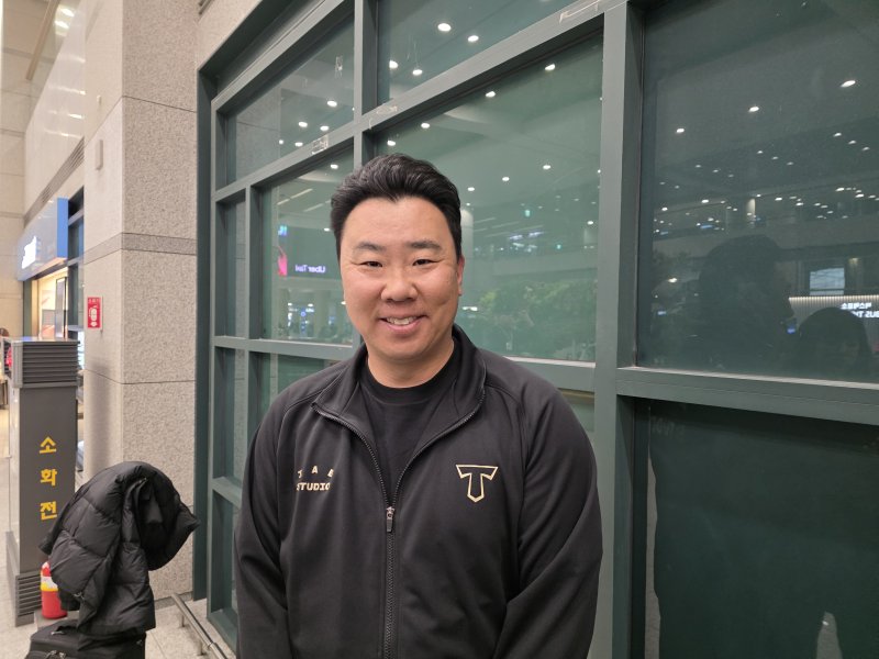 [인천공항=뉴시스] 김희준 기자 = 이범호 KIA 타이거즈 감독이 미국 캘리포니아주 어바인에서 진행된 1차 스프링캠프를 마치고 귀국한 뒤 취재진과 인터뷰를 하고 있다. 2025.02.19jinxijun@newsis.com