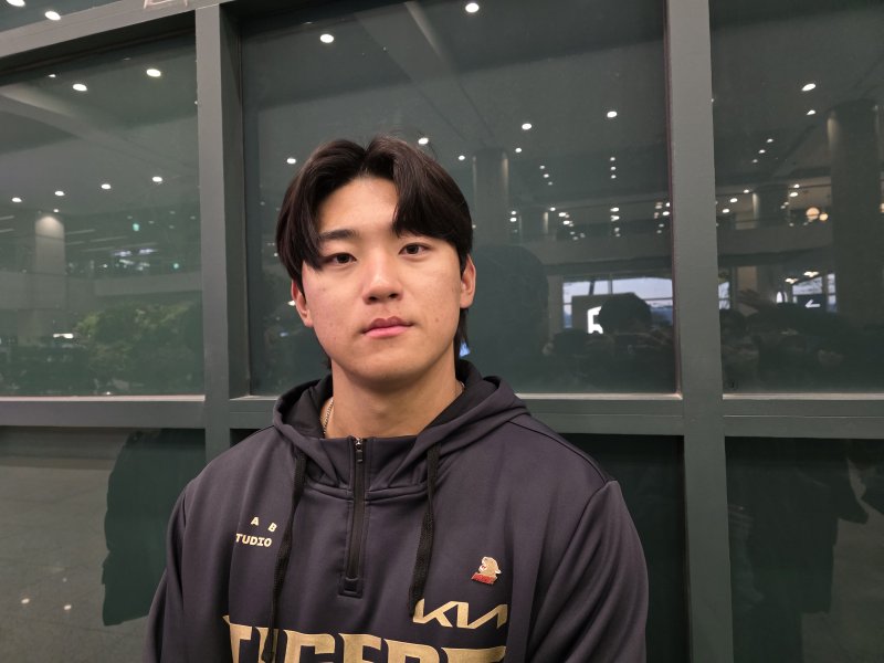 [인천공항=뉴시스] 김희준 기자 = 김도영이 미국 캘리포니아주 어바인에서 진행된 1차 스프링캠프를 마치고 인천공항을 통해 귀국한 뒤 취재진과 인터뷰를 하고 있다. 2025.02.19jinxijun@newsis.com
