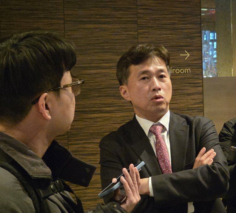 취재진 질문에 답하는 곽노정 SK하이닉스 대표이사 사장 (출처=연합뉴스)