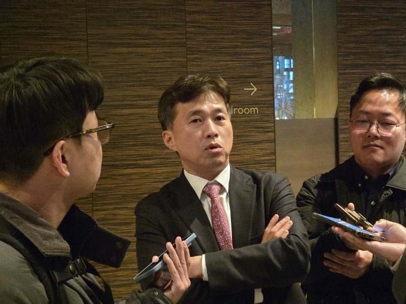 [서울=뉴시스] 공동취재단 = 곽노정 SK하이닉스 사장이 19일 오후 서울 강남구 그랜드 인터컨티넨탈 파르나스에서 열린 '세미콘 코리아 2025' 리더십 디너에 참석한 뒤 기자들을 만나 답변하고 있다. 2025.02.19. photo@newsis.com *재판매 및 DB 금지