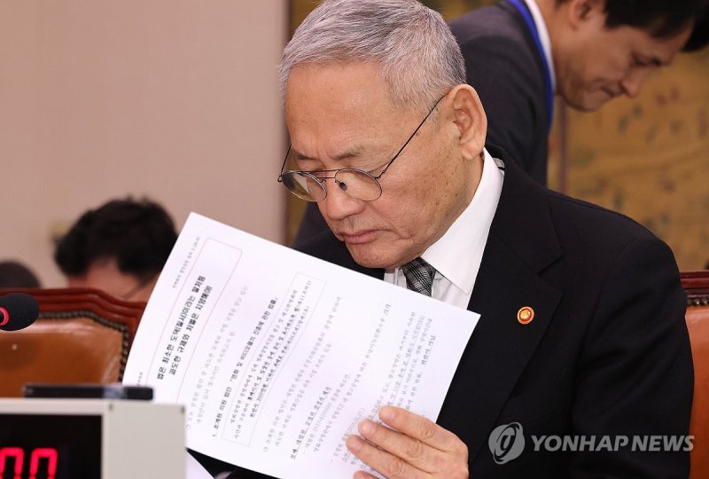 자료 살피는 유인촌 문체부 장관 (출처=연합뉴스)