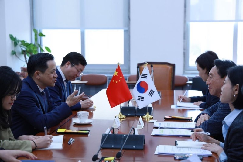 다이빙 대사와 김석기 외통위원장 (출처=연합뉴스)