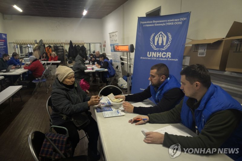 우크라이나 동부 지역의 피란민 등록 업무를 돕는 유엔난민기구(UNHCR) 직원들 (출처=연합뉴스)