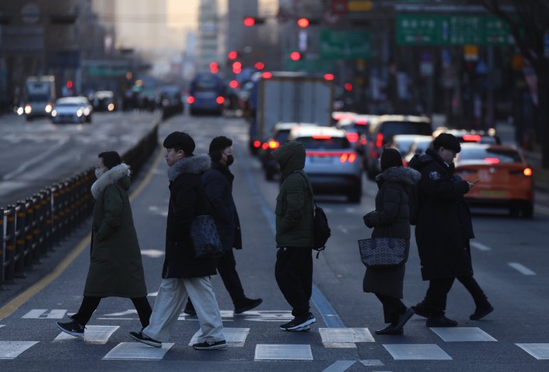 [서울=뉴시스] 김금보 기자 = 목요일인 20일은 기온이 낮고 바람도 강하게 불어 체감온도가 더 떨어져 춥겠다. 사진은 서울 아침 최저 기온이 영하 7도를 보인 전날 서울 종로구 세종대로사거리에서 시민들이 이동하고 있는 모습. 2025.02.19. kgb@newsis.com