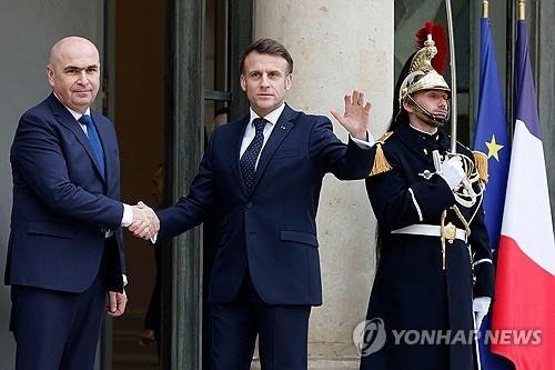 파리 찾은 루마니아 대통령 권한대행 (출처=연합뉴스)