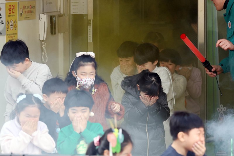 건조한 날씨 속에 크고 작은 화재가 발생하고 있는 가운데 19일 광주 북구청어린이집에서 구청 안전총괄과 직원들과 아이들이 화재 대피 훈련을 하고 있다. (광주 북구 제공.재판매 및 DB금지)2025.2.19/뉴스1 ⓒ News1 박지현 기자