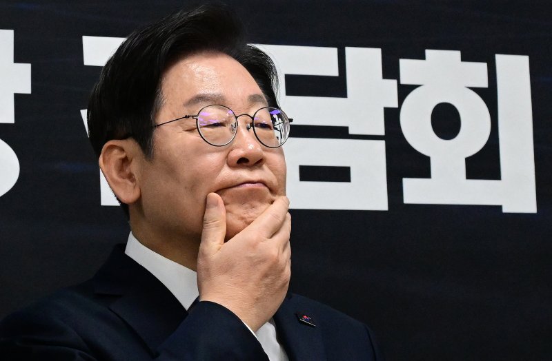 [서울=뉴시스] 국회사진기자단 = 이재명 더불어민주당 대표가 19일 서울 마포구 한국방위산업진흥회에서 열린 '트럼프 시대 : 한미동맹과 조선산업·K-방산의 비전' 현장 간담회에서 생각에 잠겨 있다. 이날 간담회에는 김희철 한화오션 대표, 최성안 삼성중공업 부회장, 이상균 HD현대중공업 대표 등 방산·조선업 관계자들이 참석했다. 2025.2.19 2025.02.19. photo@newsis.com