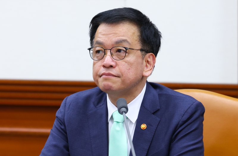 [서울=뉴시스] 최진석 기자 = 최상목 대통령 권한대행 부총리 겸 기획재정부 장관이 19일 서울 종로구 정부서울청사에서 열린 민생경제점검회의에 서 발언 후 생각에 잠겨 있다. 2025.02.19. myjs@newsis.com