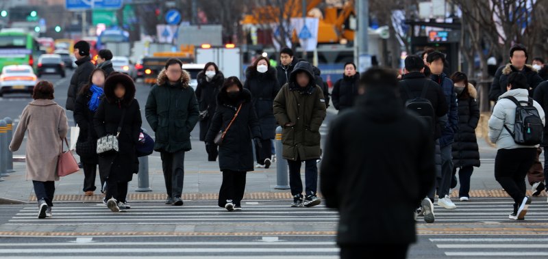 [서울=뉴시스] 김금보 기자 = 서울 종로구 세종대로사거리에서 시민들이 이동하고 있다. 2025.02.19. kgb@newsis.com