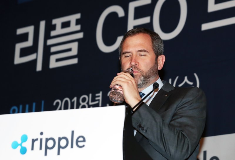 브래드 갈링하우스(Brad Garlinghouse) 암호화폐 ‘리플’ 최고경영자(CEO)가 14일 오후 서울 영등포구 여의도 콘래드호텔에서 열린 기자간담회에서 물을 마시고 있다. ⓒ News1 황기선 기자