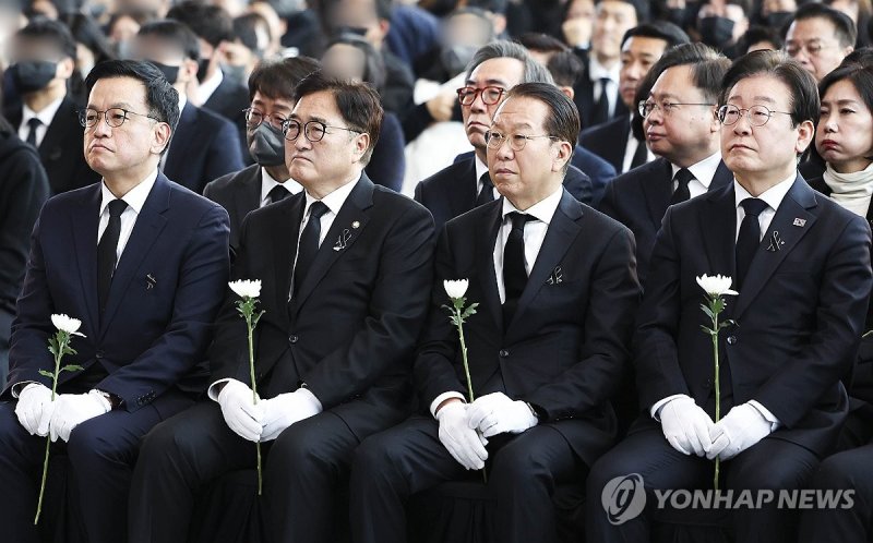 헌화 준비하는 최상목 권한대행 (출처=연합뉴스)