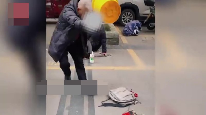 중국에서 장애가 있는 노인이 장애인 행세를 하는듯한 걸인을 쫓아버리는 영상이 소셜미디어(SNS)에 공유돼 화제가 됐다. 출처 : @好看视频 *재판매 및 DB 금지
