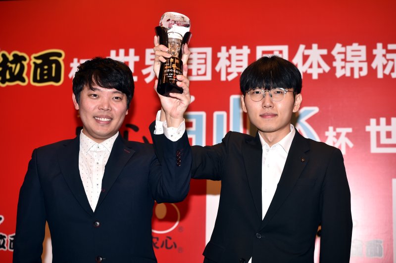 제25회 농심신라면배 세계바둑최강전에서 우승을 차지한 뒤 기뻐하는 신진서 9단(오른쪽)과 홍민표 감독. (한국기원 제공)