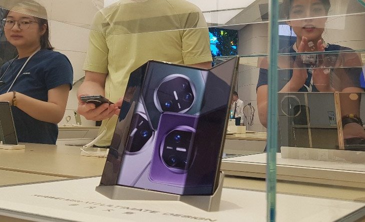 [베이징=뉴시스] 박정규 특파원 = 지난해 9월10일 오후 중국 베이징 왕푸징 거리의 화웨이 매장에 이날 공개된 화웨이의 3단 폴더블폰 메이트 XT가 전시돼 있다. 2024.09.10. pjk76@newsis.com