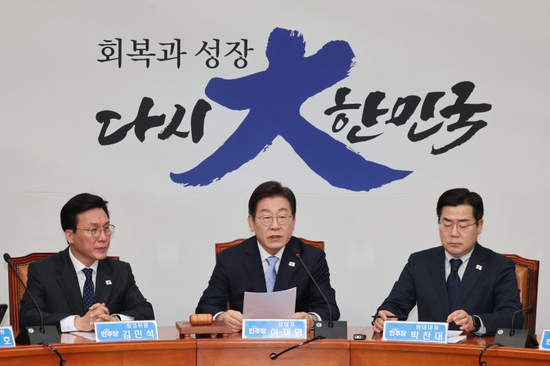 [서울=뉴시스] 권창회 기자 = 이재명 더불어민주당 대표가 19일 오전 서울 여의도 국회에서 열린 최고위원회의에서 발언하고 있다. 2025.02.19. kch0523@newsis.com