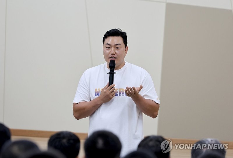 제주 야구 꿈나무들 만난 최지만 (출처=연합뉴스)