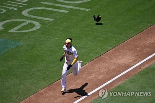 주루 도중 헬멧이 멀리 날아간 김하성 (출처=연합뉴스)