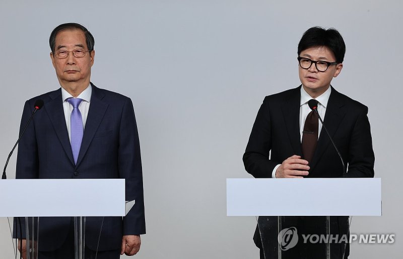 '국정 수습' 공동 담화문 발표하는 한덕수 국무총리와 한동훈 전 국민의힘 대표 (출처=연합뉴스)