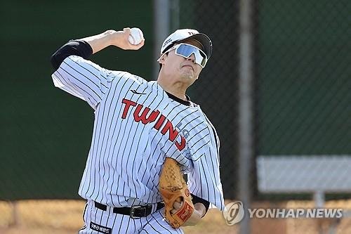 캐치볼하는 임찬규 (출처=연합뉴스)