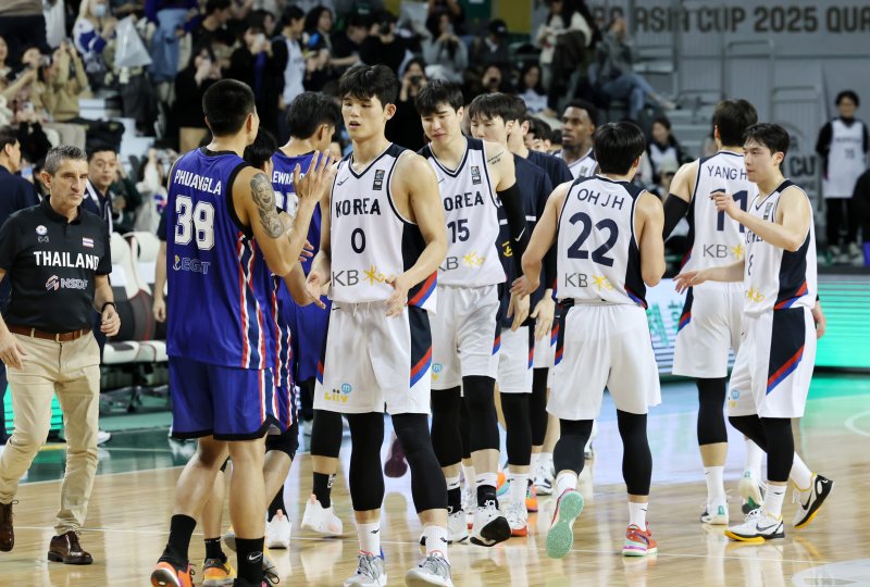 [원주=뉴시스] 조성우 기자 = 지난해 2월25일 오후 강원도 원주종합체육관에서 열린 2025년 국제농구연맹(FIBA) 아시아컵 예선 A조 2차전 대한민국과 태국의 경기, 한국 선수들이 96-62로 승리한 뒤 태국 선수들과 인사하고 있다. 2024.02.25. xconfind@newsis.com