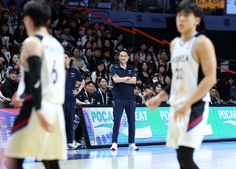 [고양=뉴시스] 이영환 기자 = 지난해 11월24일 오후 경기 고양시 고양 소노 아레나에서 열린 '2025 국제농구연맹(FIBA) 아시아컵 예선' 4차전 호주와 한국의 경기, 한국 안준호 감독이 경기를 지켜보고 있다. 2024.11.24. 20hwan@newsis.com