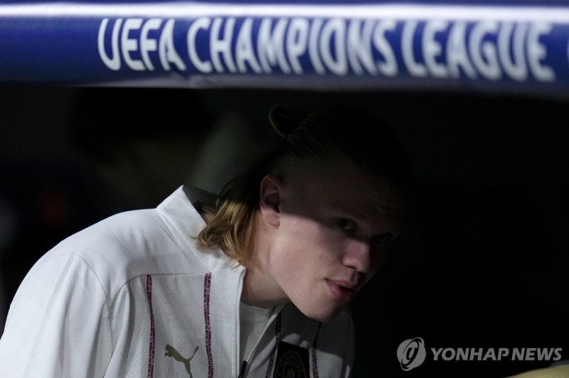 벤치 지킨 홀란 (출처=연합뉴스)