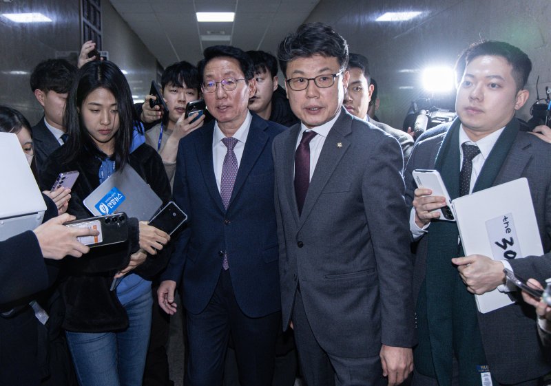 김상훈 국민의힘 정책위의장(왼쪽)과 진성준 더불어민주당 정책위의장이 22일 오전 서울 여의도 국회에서 국정협의체 실무 협의를 마친 후 취재진 질문을 듣고 있다. 2025.1.22/뉴스1 ⓒ News1 이재명 기자