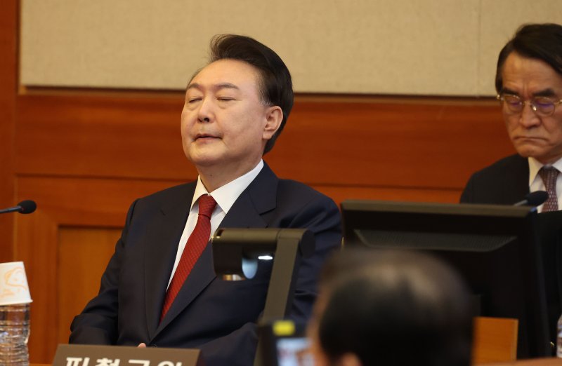 윤석열 대통령이 지난 13일 서울 종로구 헌법재판소에서 열린 탄핵심판 8차 변론에 출석해 생각에 잠겨 있다./뉴스1 ⓒ News1 사진공동취재단